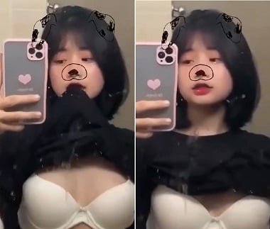 Sinh viên có vú nhỏ nhưng thích khoe