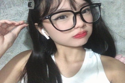 Cô gái gợi cảm với cặp kính cận quyến rũ